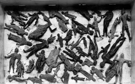  “Sing Sing. Il corpo di Pompei” di Luigi Spina in mostra al MANN di Napoli le fotografie in bianco e nero  che svelano al pubblico gli oggetti quotidiani di Pompei ed Ercolano sopravvissuti all’eruzione del Vesuvio,  custoditi nei depositi del Museo