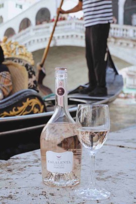 Fantini Vini alla 81a Mostra del Cinema di Venezia: le star sfilano sorseggiando il Gran Cuvée Calalenta in edizione limitata