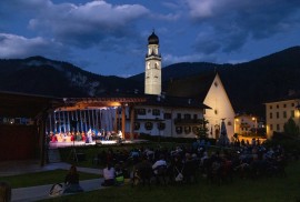 Broadway con lo sfondo delle Dolomiti. Musica, opera, concerti nel cartellone del Trentino Music Festival per Mezzano Romantica 2023