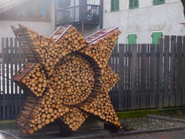 Mezzano di Primiero – Una nuova catasta artistica di legna arricchisce il percorso di Cataste&Canzèi