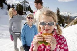 Week end sulla neve e settimane bianche? Tra abbigliamento a cipolla, attrezzature sportive e spuntini continui, gli impegni per i genitori non finiscono mai