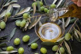 Crisi climatica, prezzi alle stelle e consumi in forte calo. L’olio d’oliva diventa stagionale?