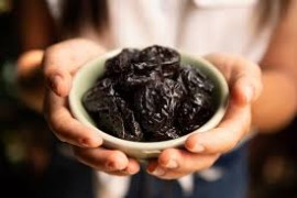 Mangiare quotidianamente Prugne della California può ridurre gli effetti negativi dei contraccettivi orali sulla salute delle ossa nelle giovani donne