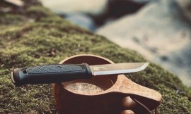 Coltelli Morakniv: meglio Acciaio Inox o al Carbonio? Guida Completa 2025