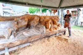 Una Natività realizzata dall’argentino Tomas Jonatan Franzoi è la quarta opera realizzata a Sutrio questa primavera dagli scultori ospiti della Residenza Artistica