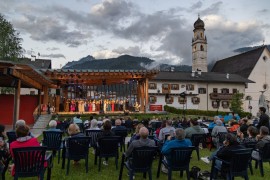 Mezzano culla di note. Non solo di musica, ma anche di latte e fieno. 26 giugno: spettacolo inaugurale del Trentino Music Festival e consegna della targa “Città del Formaggio”