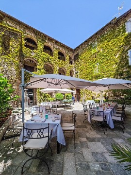 “Stelle a Corte” inaugura la stagione 2025 del ristorante “La Corte degli Dei” di Agerola