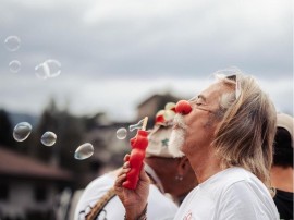 Antonangelo “Neno” Bragalini, il clown della Trento Half Marathon: “Corsa e volontariato insegnano a piangere di gioia”