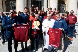 Papa Francesco incontra Acea Run Rome The Marathon, benedetta la medaglia e la Coppa degli Ultimi