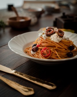 Piccante, segreta, semplicemente raffinata. La ricetta d’amore secondo Rizzoli Emanuelli