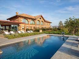 Nuovo “wine hotel” al Villaggio Narrante di Fontanafredda. Con SPA e vista sui vigneti delle Langhe, a Cascina Galarej la vacanza è eco-sostenibile