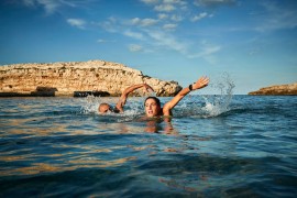  Tra insenature e grotte marine, Yuniqly propone la sua estate attiva tra swim e swimrun experience 