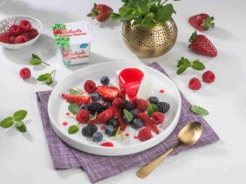 Robiola Nonno Nanni con frutti di bosco e sciroppo alle fragole