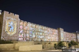 ISRAELE: Le mura della città vecchia di Gerusalemme illuminate con le immagini dei 240 ostaggi tenuti prigionieri da Hamas dallo scorso 7 ottobre