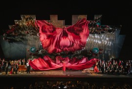 La traviata “degli specchi” ideata nel 1992 dallo scenografo Josef Svoboda, torna allo Sferisterio per il Macerata Opera Festival 2023