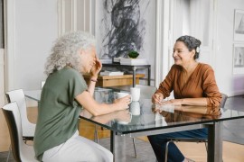 Alzheimer: il trattamento della perdita uditiva può migliorare la salute cognitiva?