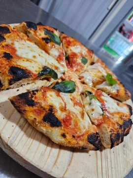 Emanuele Maddalena: la passione per la pizza e l'innovazione della Pizza al ruoto: un maestro pizzaiolo che onora le tradizioni culinarie e svela nuovi sapori
