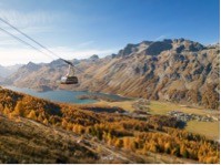 Indian summer in Svizzera – la valle e i pendii delle montagne engadinesi si colorano di un intenso arancione-oro 