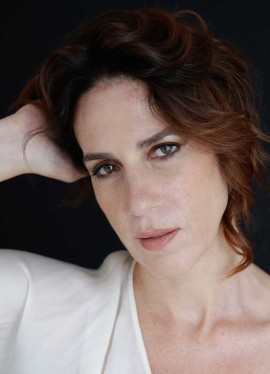 L'attrice Claudia Coli protagonista dello spettacolo teatrale Sarfatti