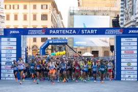 Firenze Marathon: medaglia, colore viola per T-shirt e le nuove R2000, la calzatura Special Edition