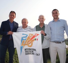 Il triathlon si specchia sul lago. A bardolino sfila la 40.a edizione