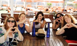 Come cambiano la vita e la coppia dopo i 50 anni? VediamociChiara arriva a Napoli per incontrare le donne 