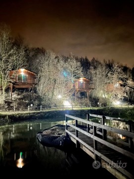 Casa sull’albero o galleggiante o forse una torre medievale? Le vacanze last minute non sono mai state così particolari e ricche di sorprese