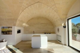 Una cucina open space in HIMACS per una splendida residenza in Puglia