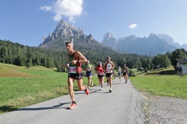 Il pacco gara della primiero marathon. Maglia personalizzata dall’artista trotter