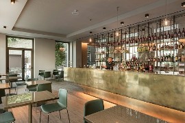 Il People Cocktail Bar & Café accoglie i suoi ospiti negli eleganti spazi di design dell'Hotel Promessi Sposi di Malgrate