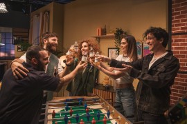 BIRRA, PIZZA, MUSICA e AMICIZIE AUTENTICHE: ecco gli ingredienti preferiti dai giovani italiani per sentirsi davvero se stessi