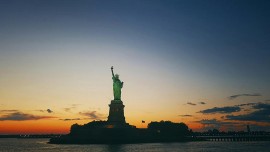 Parti con KIBO alla scoperta di New York City per dare un benvenuto scintillante al 2025