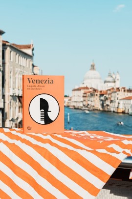 “Venezia. la guida ufficiale dei gondolieri”:  le edicole in gondola