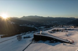 Un family hotel a forma di ghiacciaio sull’altopiano di Maranza: innovazione e sostenibilità al Familiamus, nuovo gioiello architettonico a 5 stelle in Alto Adige