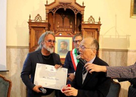 Premio Internazionale VI Edizione 2024. Diritti Umani, Diritti Civili e Impegno Sociale Don Tonino Bello Apostolo di Carità                                 Al Maestro Michele Maria Màngano Ambasciatore del Folk Pugliese nel Mondo