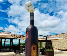 Vivere Vallepicciola tra vigneti, cantina e arte: Collectors Experience e Wine Safari i tour in vigna, a farle da cornice l’opera d’arte “Casa in bottiglia” di Clet Abraham