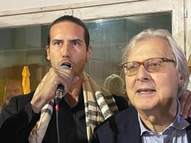 Al compleanno di Sgarbi il cantante Raffaello Bellavista canta l’inno di Mameli