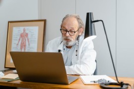 Medici: pensione più alta per chi resta al lavoro