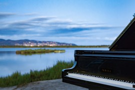 Dall’alba nel bosco ai tramonti sul mare: i concerti dell’Orbetello Piano Festival riempiono di magia la laguna toscana