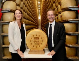 Consorzio del Parmigiano Reggiano: la Presidente del Parlamento Europeo Roberta Mestola in visita a un Caseificio della DOP