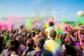 Arriva l’Holi, Montegrotto è la capitale italiana dei colori