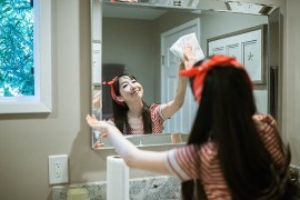 Come pulire lo specchio del bagno: consigli e trucchi