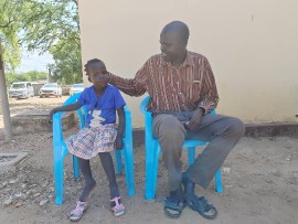 CBM Italia in Uganda: la storia di Dot, 9 anni, colpita da retinoblastoma, tumore della retina che mette a rischio la vita dei bambini del Sud del mondo