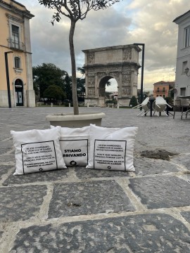 Benevento si riempie di cuscini