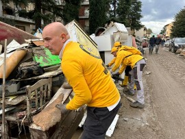 Alluvione Firenze: Zona Bisenzio. I Ministri Volontari di Scientology non fanno mancare il loro aiuto