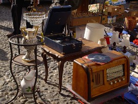 Appuntamento natalizio con il Mercatino del Ri-Uso: domenica 18 Dicembre occasioni vintage all’Allea di viale Matteotti 