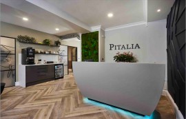 Uno scultoreo desk in HIMACS per i nuovi uffici Pitalia a Manchester