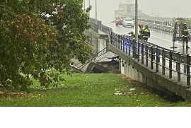 Crolla d'improvviso una parte del trafficato ponte di Novara che collega il centro città alla periferia