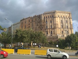 Aumento di stipendio a 12.000 euro al mese per i deputati: “Molti non conoscono nemmeno quello di 1.000 euro”