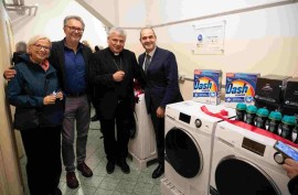 Procter & Gamble e Haier Europe insieme all’Elemosineria Apostolica e alla Comunità di Sant’egidio donano ai poveri di Torino due “lavanderie di papa francesco”
